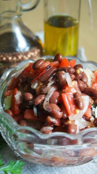 Салат с фасолью и помидорами
